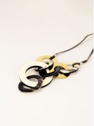 Collier destructuré en corne avec laque et laiton