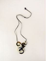 Collier destructuré en corne avec laque et laiton