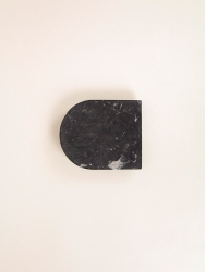 Petit plateau de présentation en marbre noir